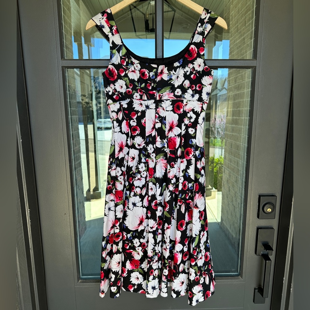 White House Black Market Knee Length Fit & Flare Sleeveless Dress Size 0 Floral